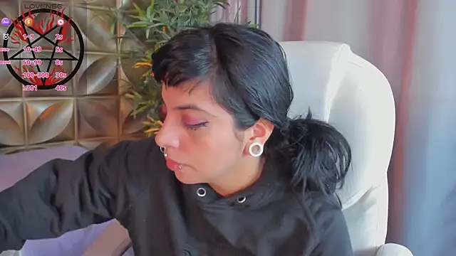 emily-santoss online show from October 10, 2025, 1:32 pm