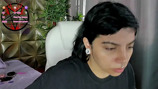 emily-santoss online show from October 18, 2025, 1:23 pm