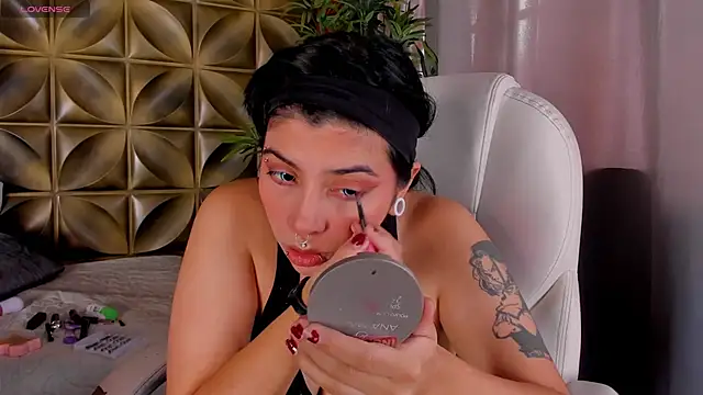 emily-santoss online show from October 24, 2025, 2:13 pm