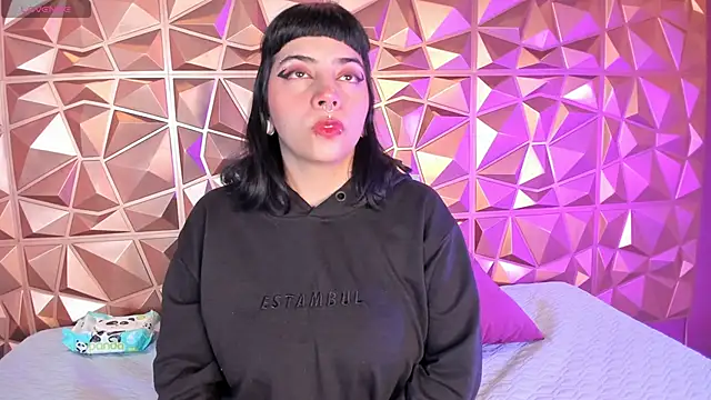 emily-santoss online show from November 4, 2025, 1:43 pm