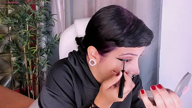 emily-santoss online show from November 11, 2025, 12:49 pm