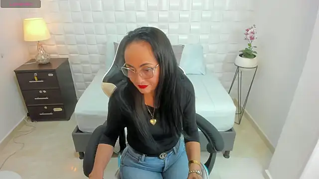 yulitza1025 online show from November 26, 2025, 12:06 pm