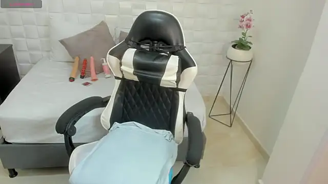 yulitza1025 online show from November 28, 2025, 11:46 am