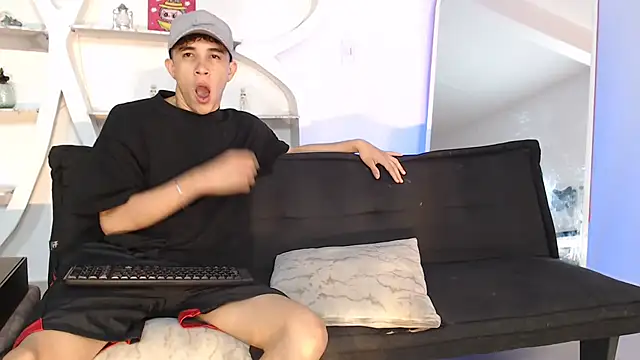 THREE GUYS HOT online show from November 1, 2025, 7:16 pm