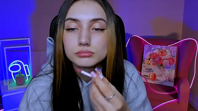 olivianorton online show from November 12, 2025, 3:45 pm