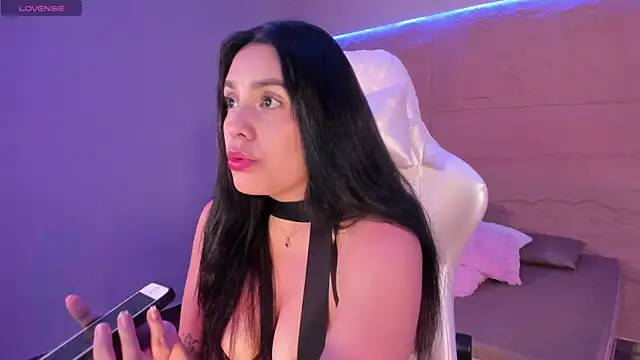 Snapshot of RenataLeclair chatting on October 17, 2025, 5:15 pm RenataLeclair online show from October 17, 2025, 5:15 pm