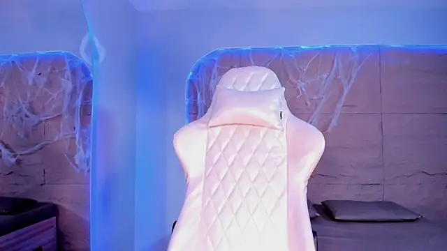 Snapshot of RenataLeclair chatting on October 31, 2025, 4:30 pm RenataLeclair online show from October 31, 2025, 4:30 pm