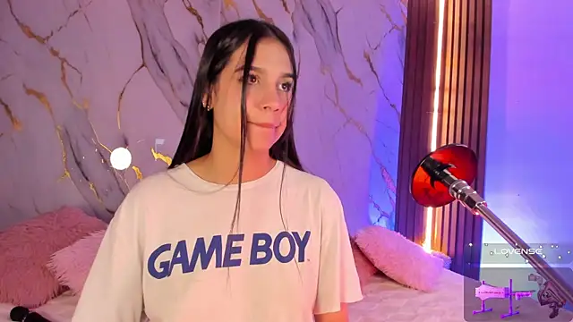 Emmiicute online show from November 25, 2025, 8:31 pm