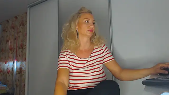 merlyn4 online show from September 19, 2025, 9:43 am