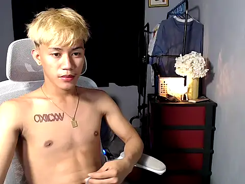 naughtyboyloy 0 online show from December 15, 2025, 2:32 pm