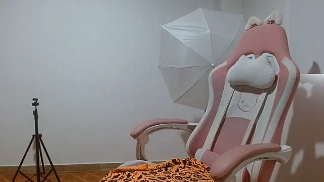 Crystal Star  online show from December 15, 2025, 10:03 pm