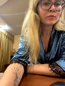 Crystal00Girl online show from October 18, 2025, 9:04 pm