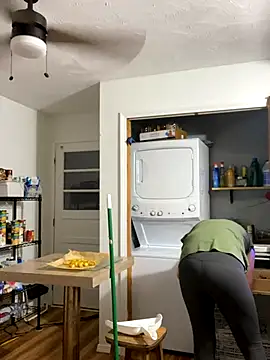 Snapshot of Mommasaurrex chatting on September 30, 2025, 11:32 pm Mommasaurrex online show from September 30, 2025, 11:32 pm