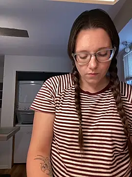 Snapshot of Mommasaurrex chatting on November 1, 2025, 9:17 pm Mommasaurrex online show from November 1, 2025, 9:17 pm