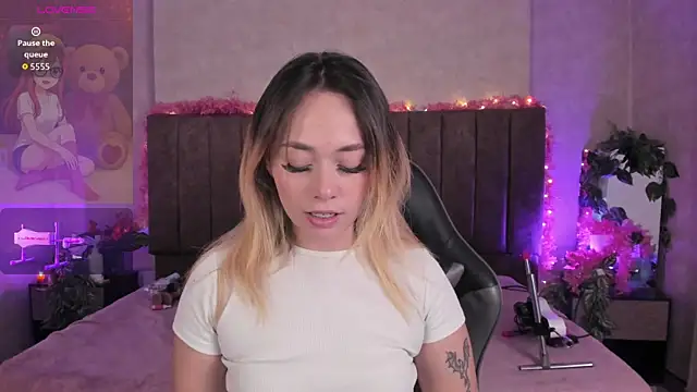 Snapshot of LanaMills_ chatting on July 10, 2026, 3:33 am LanaMills online show from July 10, 2026, 3:33 am