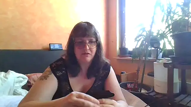 ladyfrombonn online show from April 8, 2026, 1:33 pm