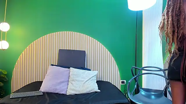 halleylorens online show from December 2, 2025, 7:20 pm