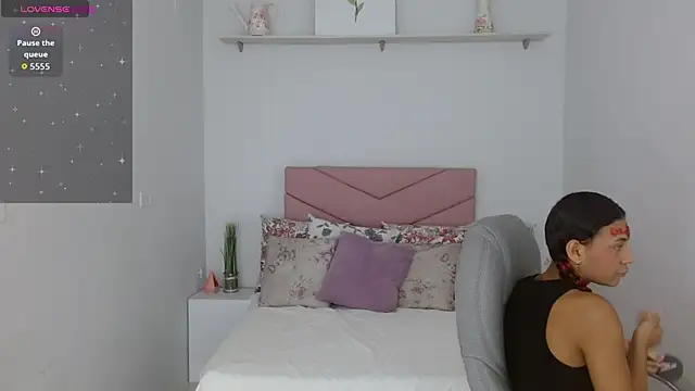 SarayVega  online show from October 31, 2025, 7:37 pm