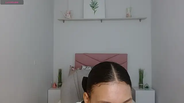 SarayVega  online show from November 5, 2025, 7:14 pm