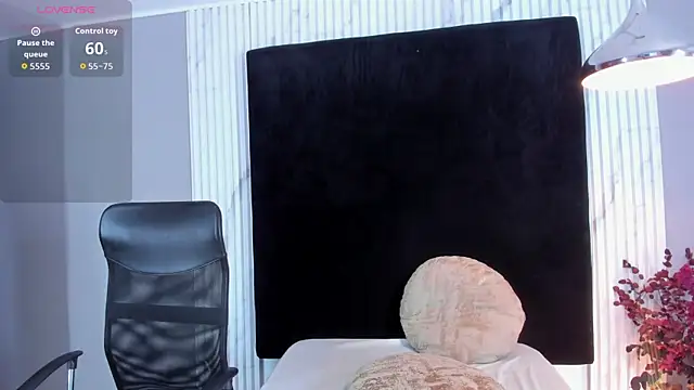 MONIK FOX CR online show from September 29, 2025, 7:40 pm