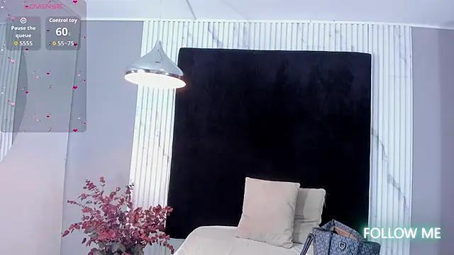 MONIK FOX CR online show from October 19, 2025, 7:47 pm