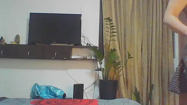 naiaratobon   online show from October 24, 2025, 3:36 am