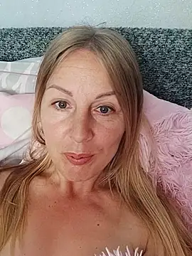 Snapshot of LunaSugarX chatting on September 21, 2025, 9:44 am LunaSugarX online show from September 21, 2025, 9:44 am