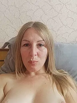 Snapshot of LunaSugarX chatting on November 2, 2025, 8:28 am LunaSugarX online show from November 2, 2025, 8:28 am