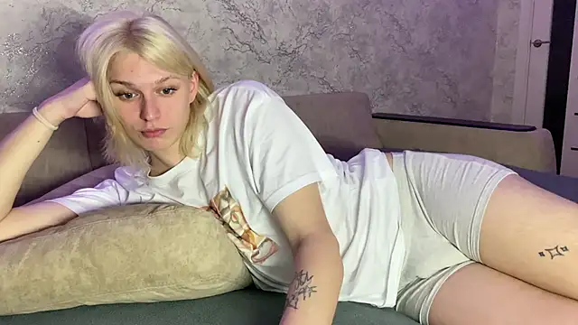 Snapshot of evelina228 chatting on October 18, 2025, 8:20 pm evelina228 online show from October 18, 2025, 8:20 pm