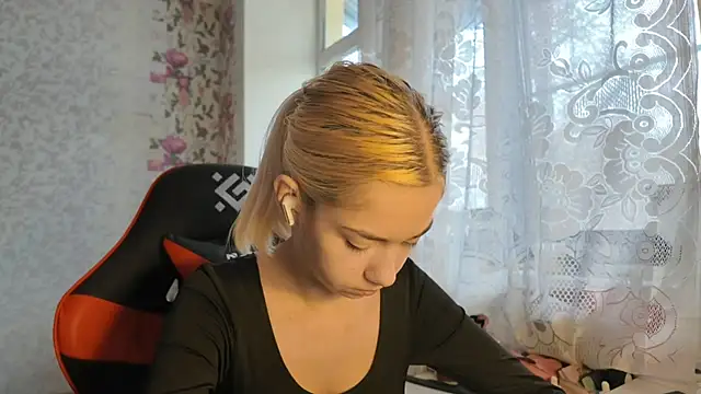 Witching Moon online show from November 5, 2025, 7:41 am