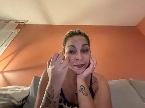 minettedusud online show from September 18, 2025, 8:33 pm