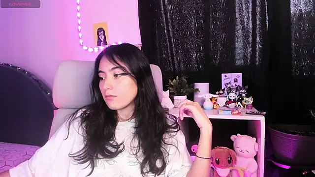 namiiwhite online show from November 2, 2025, 6:32 pm