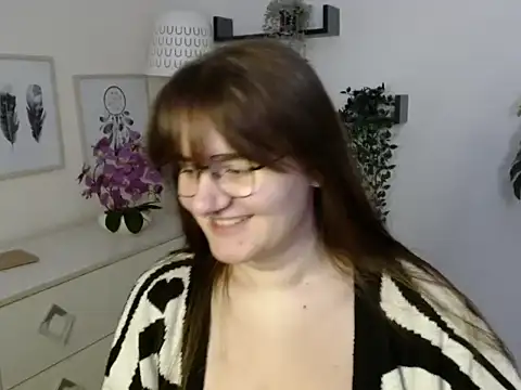 Snapshot of Julie_Diamond chatting on November 12, 2025, 1:33 pm Julie Diamond online show from November 12, 2025, 1:33 pm