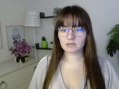 Snapshot of Julie_Diamond chatting on November 18, 2025, 2:43 pm Julie Diamond online show from November 18, 2025, 2:43 pm