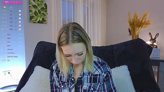 NyxaThorn online show from October 17, 2025, 2:41 pm