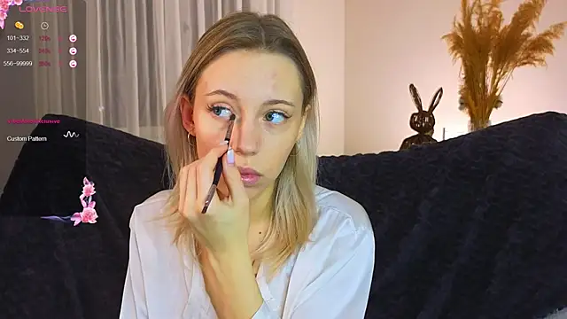 NyxaThorn online show from November 10, 2025, 2:38 pm