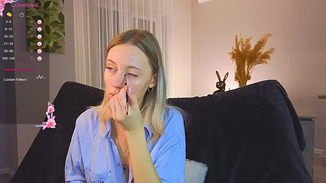 NyxaThorn online show from November 11, 2025, 2:39 pm