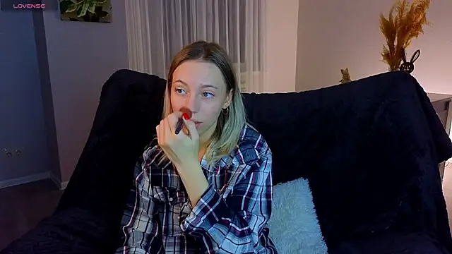 NyxaThorn online show from November 28, 2025, 2:42 pm