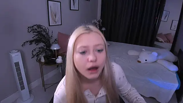 Snapshot of Millie_Vanillies chatting on September 15, 2025, 2:17 pm Millie Vanillies online show from September 15, 2025, 2:17 pm