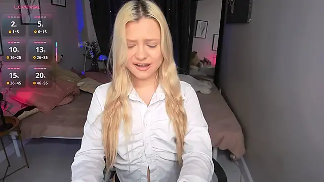 Snapshot of Millie_Vanillies chatting on October 13, 2025, 8:31 pm Millie Vanillies online show from October 13, 2025, 8:31 pm