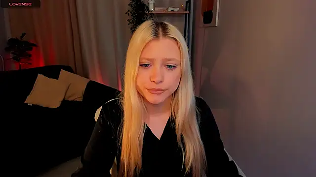 Snapshot of Millie_Vanillies chatting on October 16, 2025, 8:43 pm Millie Vanillies online show from October 16, 2025, 8:43 pm