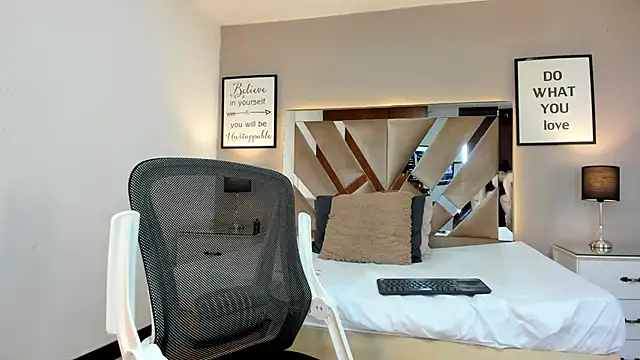 cellestehot online show from October 22, 2025, 1:44 pm