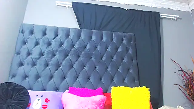 LoloQueen5 online show from January 5, 2026, 10:35 pm