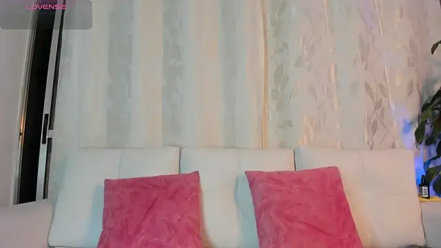 Snapshot of Noami_Rose chatting on February 8, 2026, 3:10 am Noami Rose online show from February 8, 2026, 3:10 am