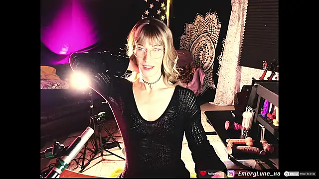 EmeryLune xo online show from June 10, 2026, 2:12 am