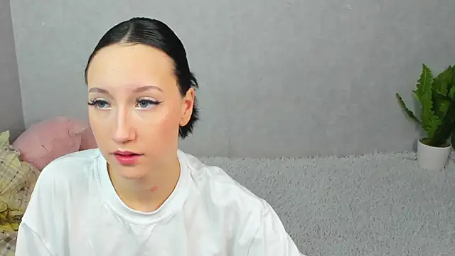 EileenMoores online show from December 15, 2025, 5:39 pm