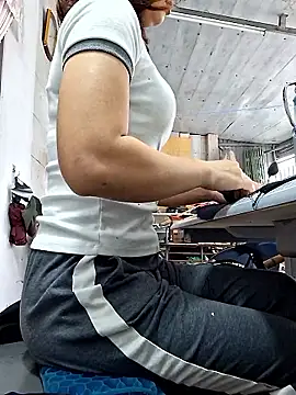 irina hana online show from December 2, 2025, 1:00 am