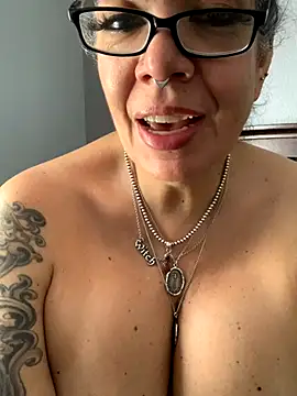 dieseldame1313 online show from October 14, 2025, 5:25 pm