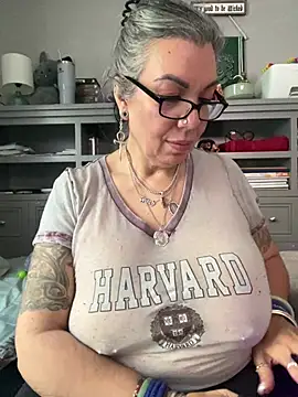 dieseldame1313 online show from February 7, 2026, 10:35 pm