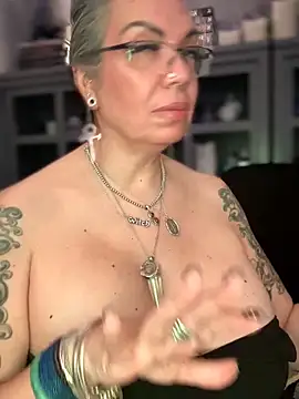 dieseldame1313 online show from March 5, 2026, 5:58 am